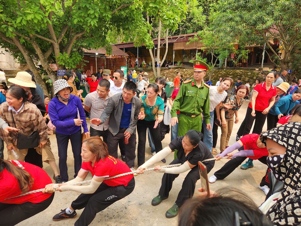 Công an phường Nguyễn Trãi bảo đảm an ninh trật tự, góp phần vào thành công của Lễ hội truyền thống Di sản thế giới Chùa Thanh Mai
